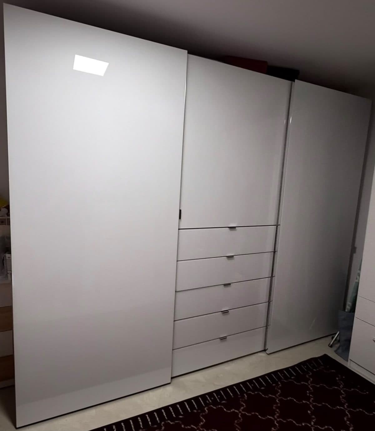 Schiebetürenschrank mit Schubladen