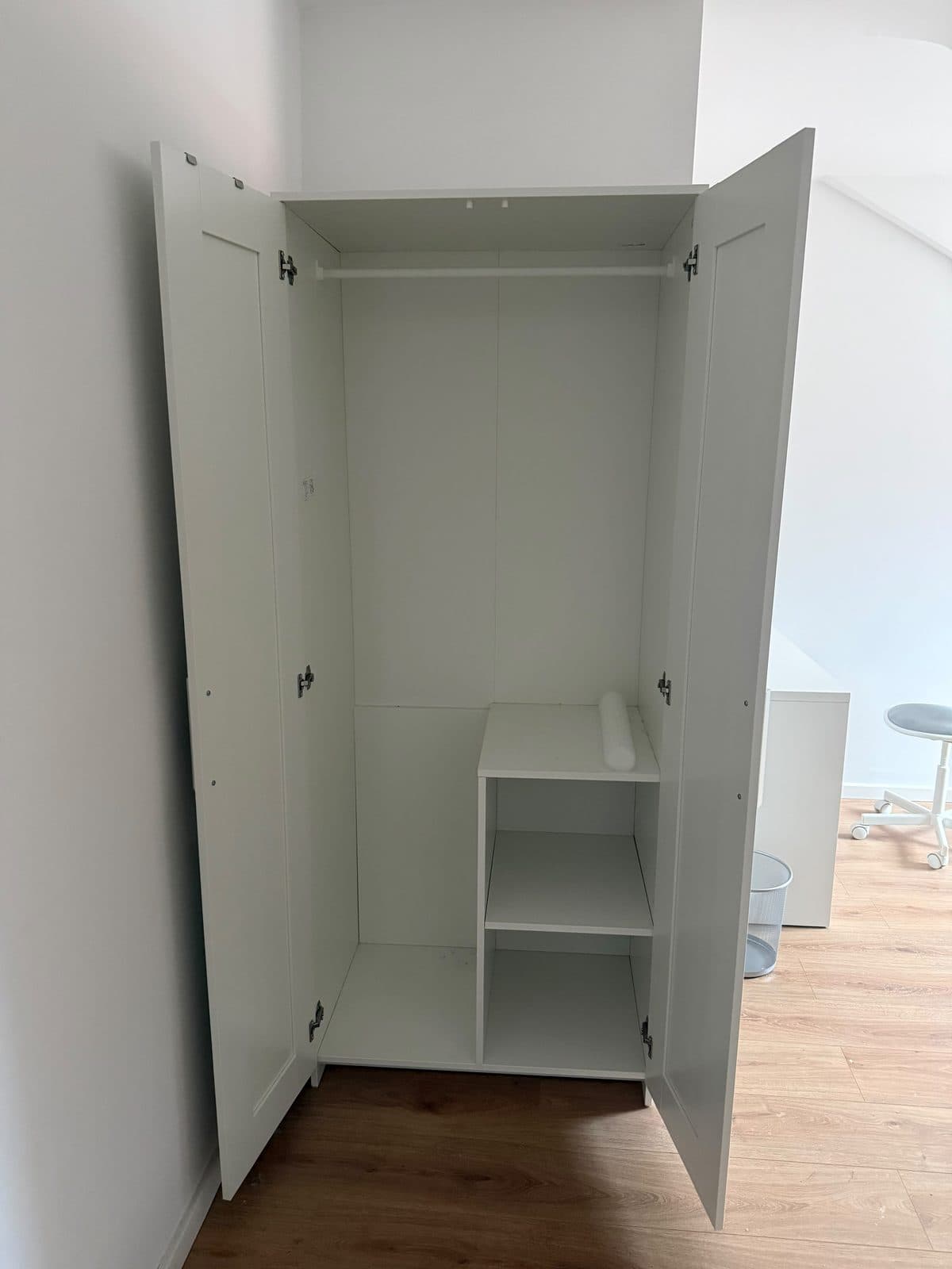 Kleiderschrank mit Einlegeböden