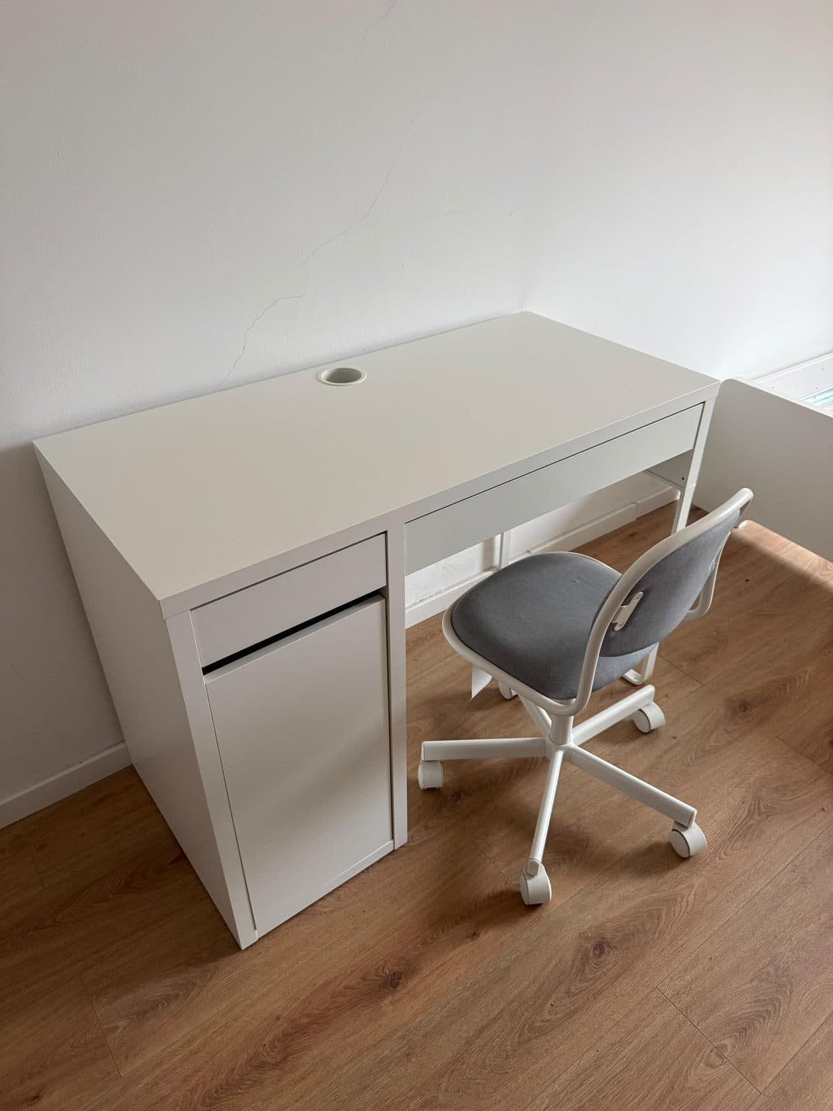 Schreibtisch und Bürostuhl